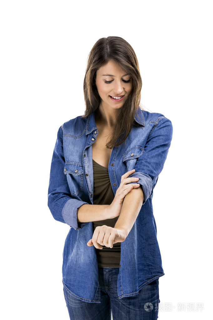 女人卷起她的袖子