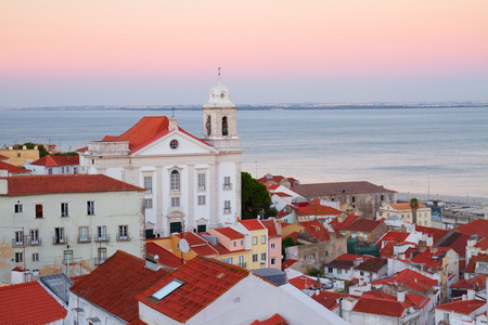 在日落时分，里斯本，葡萄牙阿尔法玛的视图