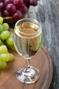 杯白葡萄酒和葡萄上一块木板，顶视图