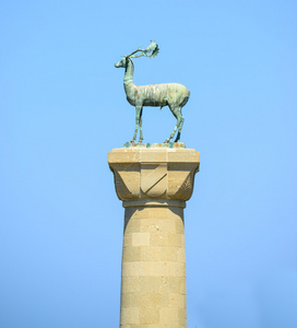 鹿在罗兹港口城市罗兹岛希腊的雕像