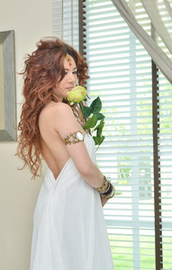 美丽的年轻女子，穿白色连衣裙花