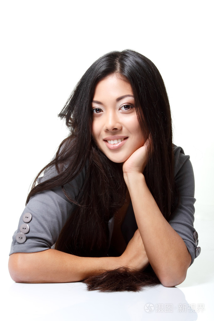 微笑着长长的黑头发的女孩