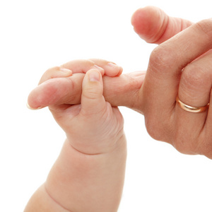 婴儿握着母亲的手