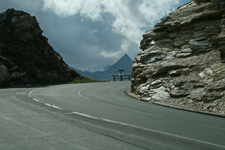岩石高在山间的道路图片