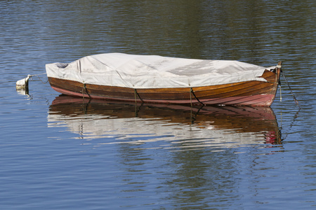 小船在湖上