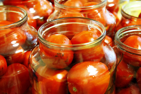 可口的西红柿作好准备，罐头在玻璃罐子里