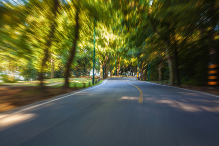 对高速公路的行驶