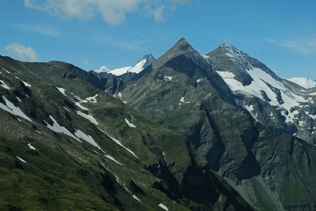 白雪覆盖的阿尔卑斯山的山峰图片
