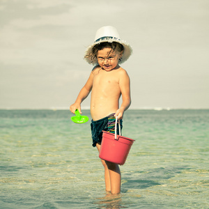 在一天时间在沙滩上玩耍的小男孩