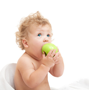 满头卷发的小孩吃苹果
