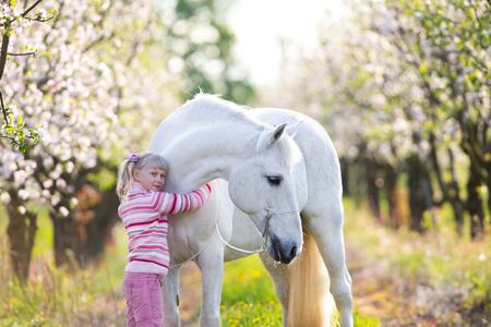 白马在苹果园的孩子