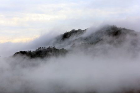 雾散翻山越岭