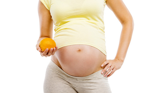 孕妇与橙色水果