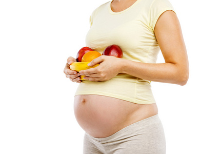 怀孕的女人举行水果
