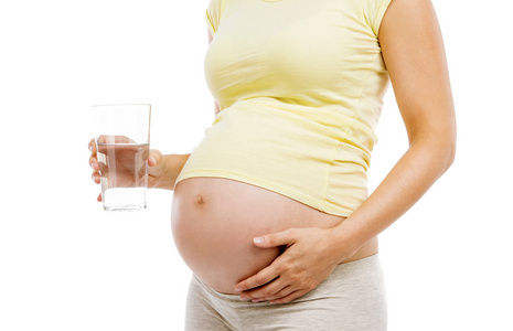 孕妇拿杯水