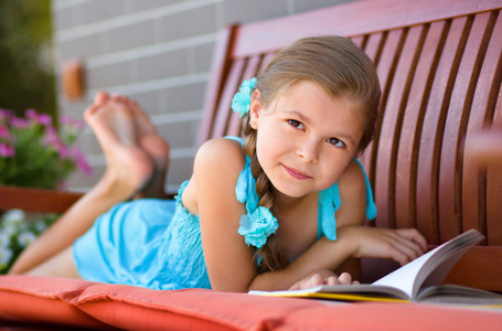 小女孩读一本书
