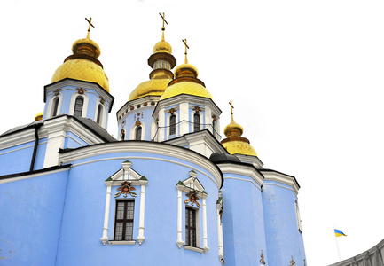 经典的金色屋顶和蓝色的墙壁，在基辅乌克兰的圣迈克尔大教堂