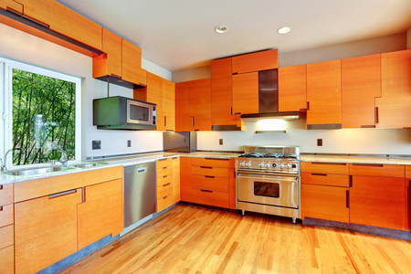 现代明亮的橙色厨房的房间