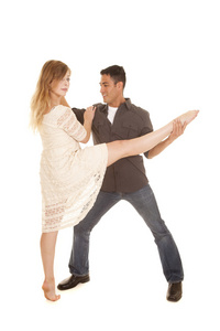 女人与男人的白色连衣裙舞蹈抓她的腿