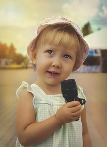 小女孩在唱歌握着麦克风图片