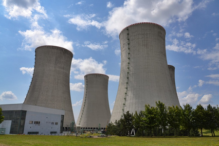 在核电站的冷却水塔图片