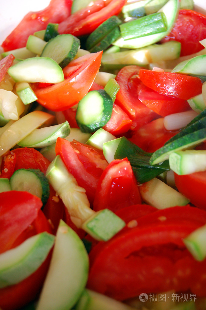 切碎的新鲜的时令蔬菜的特写