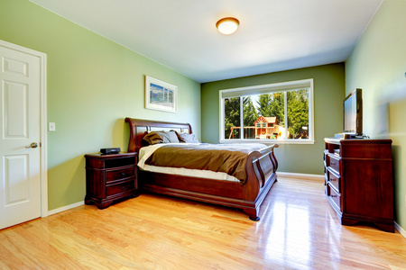 绿色的卧室与木雕家具