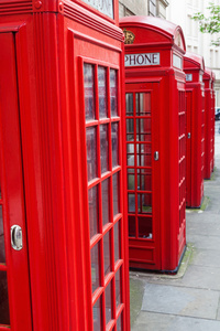 伦敦的电话盒排成了一排排
