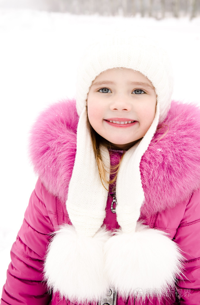 微笑的小女孩，在冬季的一天的肖像