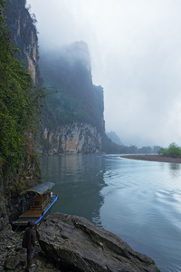 李河风光景象与雾的春天，桂林，中国