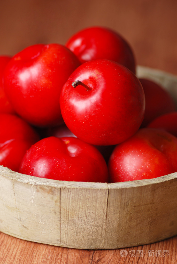 在碗里的红李子