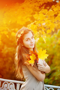 秋天的女人。年轻漂亮的时髦女孩，在秋天的公园