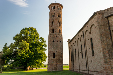 农村教会的罗马式圆柱贝尔塔