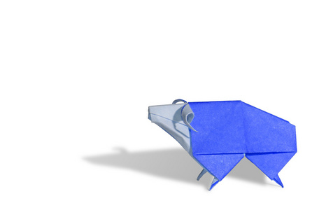 孤立的白色衬底上的蓝折纸羊