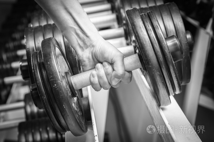 在健身房里的肌肉手臂