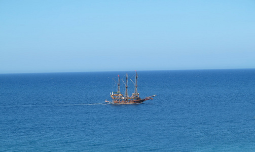 老式木制旧船在蔚蓝的大海