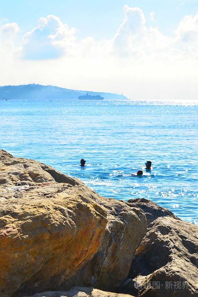在尼斯蔚蓝的大海里游泳