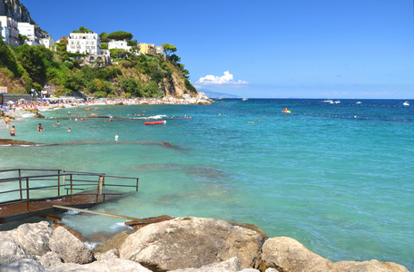如诗如画的夏日风景的美丽滨海格兰德在意大利卡普里岛上的沙滩