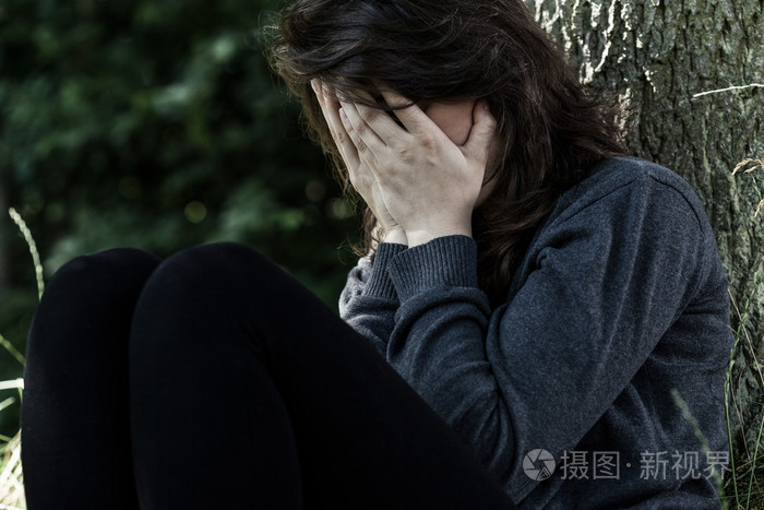女人在树下哭