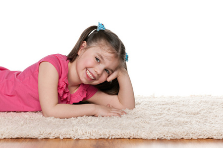 白色的地毯上，小女孩笑