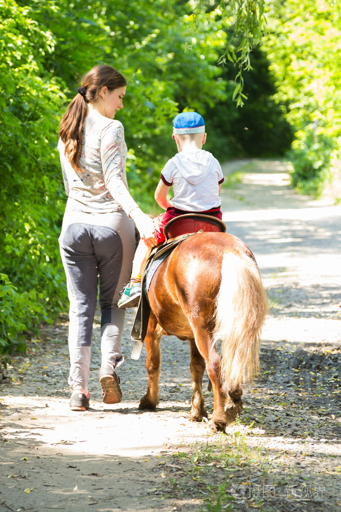 小男孩骑小马