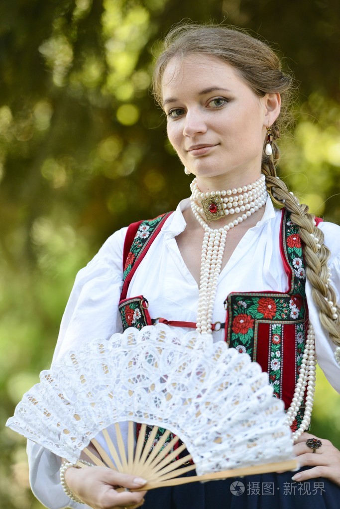 在中世纪的衣服的女人