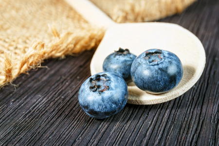 在木板上的蓝莓