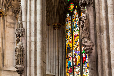 科隆 德国8 月 26 8 月 26 日的科隆大教堂内的步行方式 2014 年在科隆，德国。在开始于 1880 年完成的 
