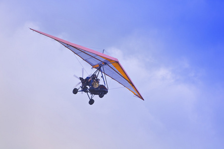 飞行的云层上方的电机 deltaplane