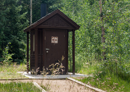在森林里的木制厕所