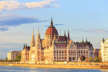 匈牙利国会大厦在布达佩斯，由教科文组织世界遗产站点