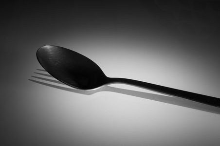 勺子和叉子的影子