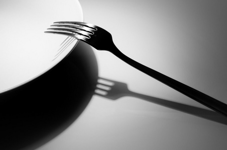 叉子在盘子上休息
