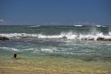夏威夷水晶热带水中的女人